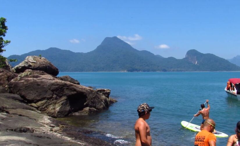 Ilha do Guaraú combina mar claro e Mata Atlântica em um dos cenários mais belos do litoral sul