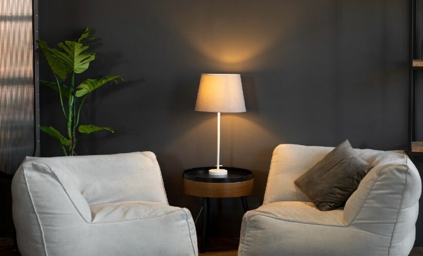 Abajures tradicionais criam poluição visual, acumulam poeira e dependem de tomadas, o que limita a disposição dos móveis