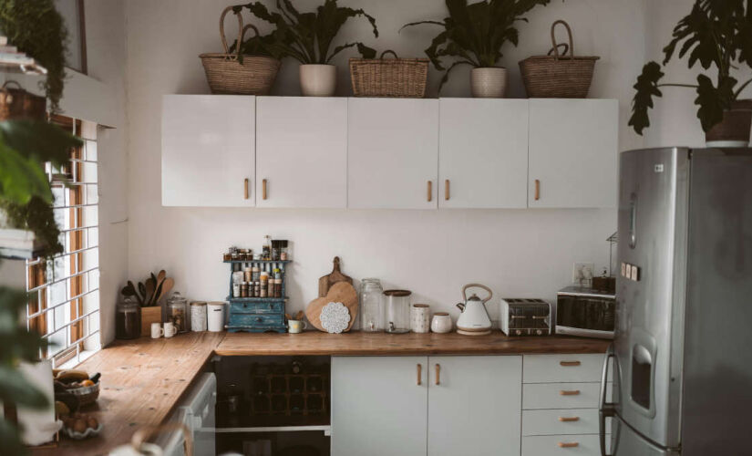 Visual leve, menos mofo e preço baixo: a tendência que substitui os armários.