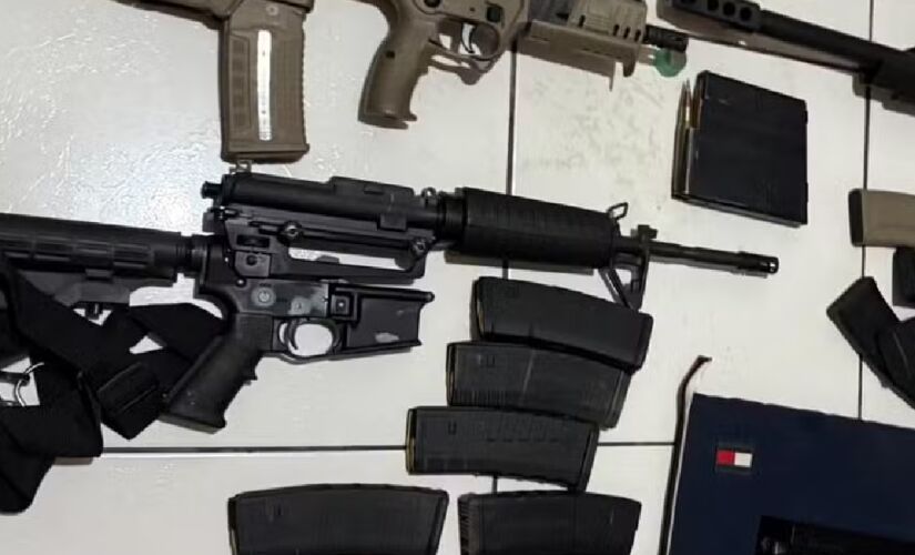 Armamentos foram encontrados em uma cama-baú e os veículos apreendidos eram furtados e estavam com placas trocadas