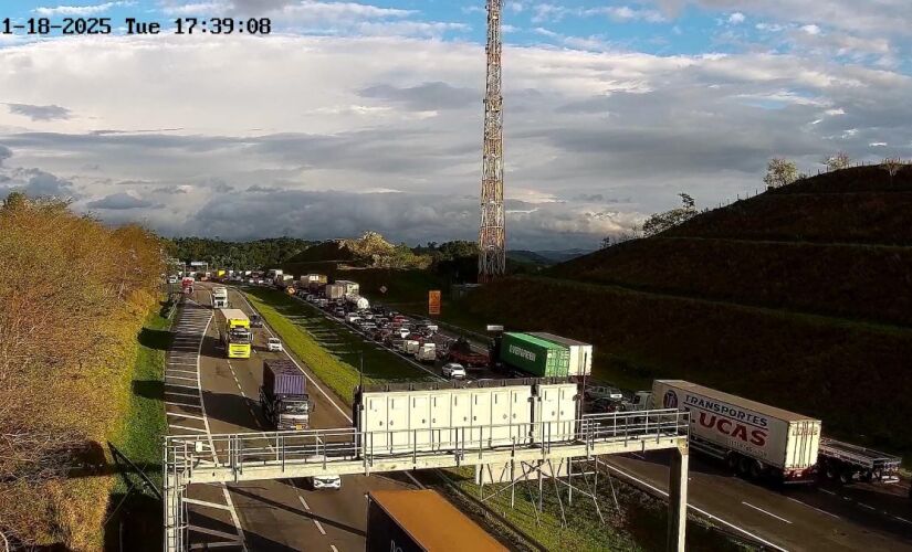 Há tráfego congestionado do km 71 ao km 73