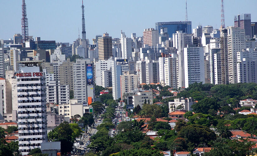 Terreno está localizado próximo à Rua dos Pinheiros, que abriga vários bares e restaurantes, e também está próximo à estação Fradique Coutinho