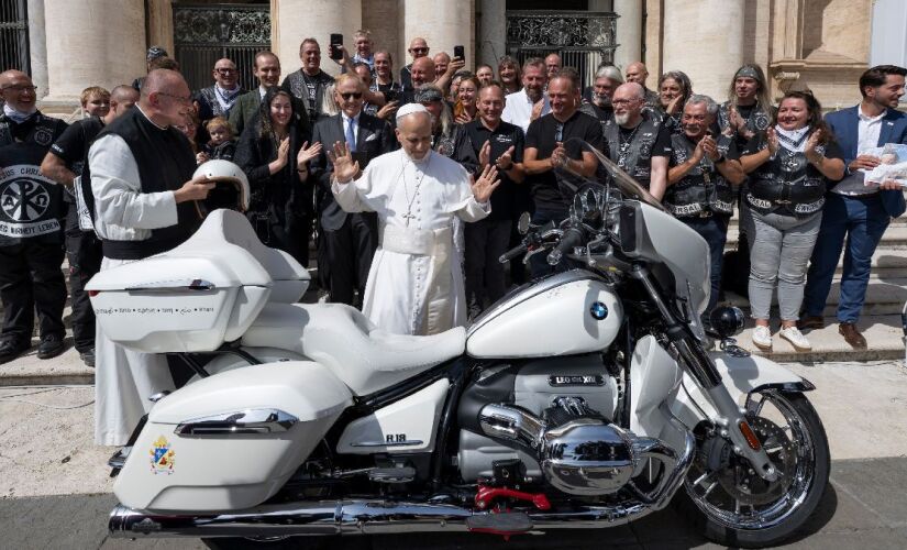 A R 18 Transcontinental exclusiva, doada pela BMW Motorrad, com a assinatura do Papa, foi leiloada com sucesso pela Missio Áustria