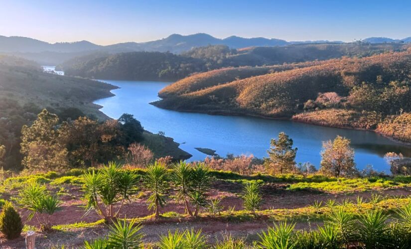 Essa cidade é cercada por represas do Sistema Cantareira, que constroem paisagens belíssimas