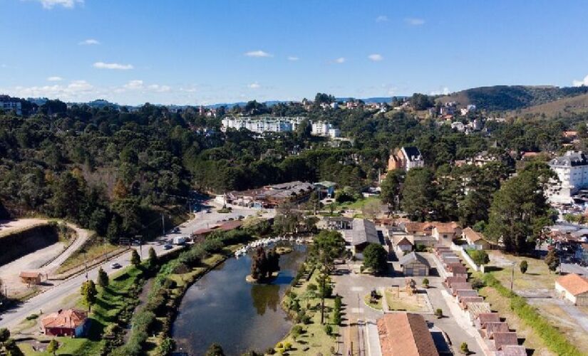 Campos do Jordão, no interior de São Paulo, é um charmoso destino turístico que atrai visitantes em busca de um clima ameno