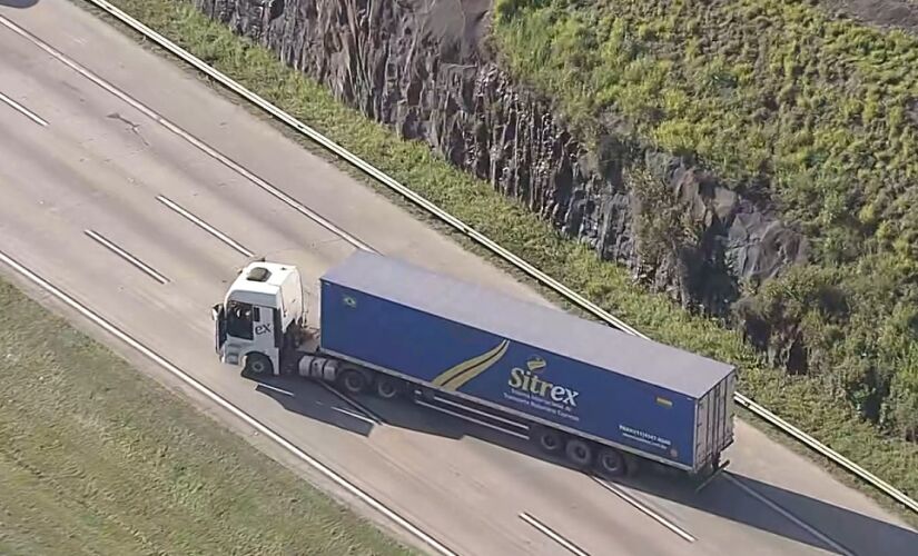 Motorista foi sequestrado e obrigado a posicionar o caminhão atravessado na pista