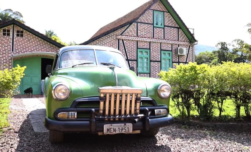 Inspirado em soluções usadas na Segunda Guerra Mundial, o sistema de gasogênio transforma a queima de madeira em gás combustível.