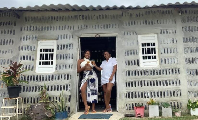 Ilha de Itamaracá transforma garrafas de vidro em casa sustentável