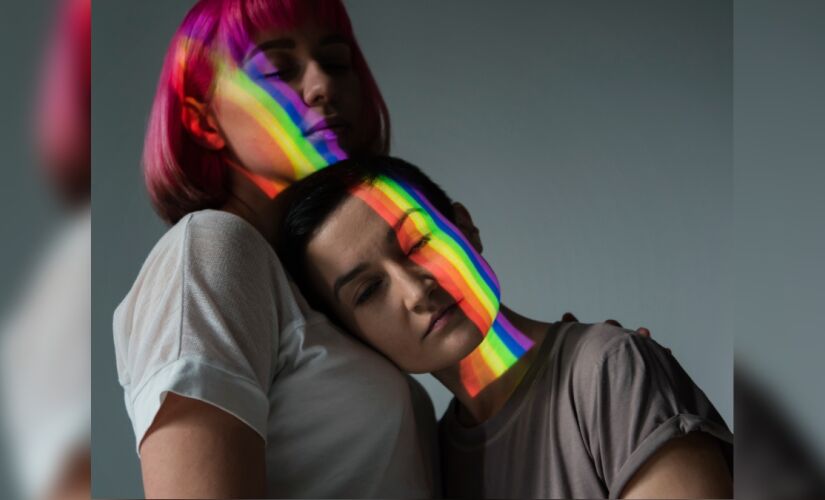 O estresse de minoria mostra que desigualdade não é apenas social; ela também é biológica. Impacta o sistema nervoso, o metabolismo e a própria expectativa de vida.