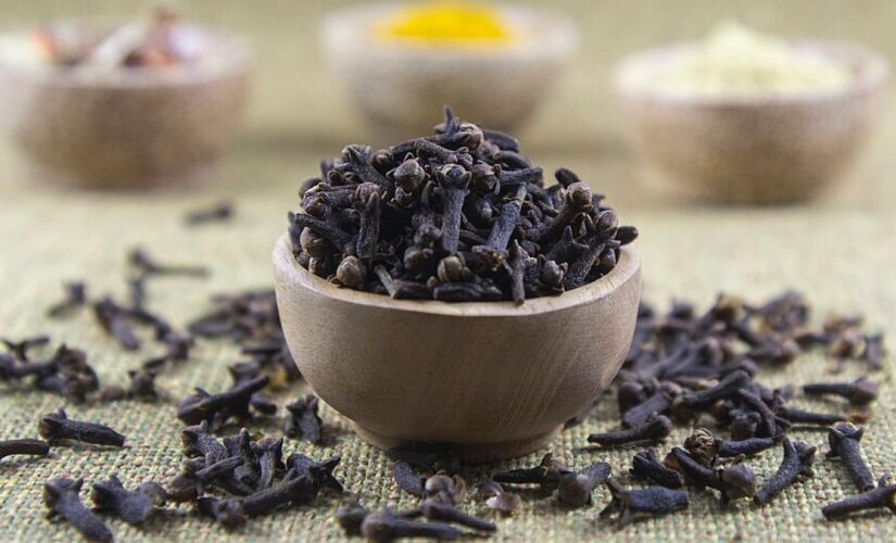 Eugenol presente no cravo é um dos compostos naturais mais estudados por seus efeitos antioxidantes e anti-inflamatórios