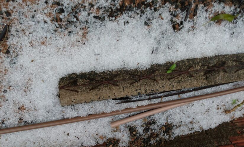 Pedras de gelo cobriram parte do chão e chamaram a atenção dos vizinhos