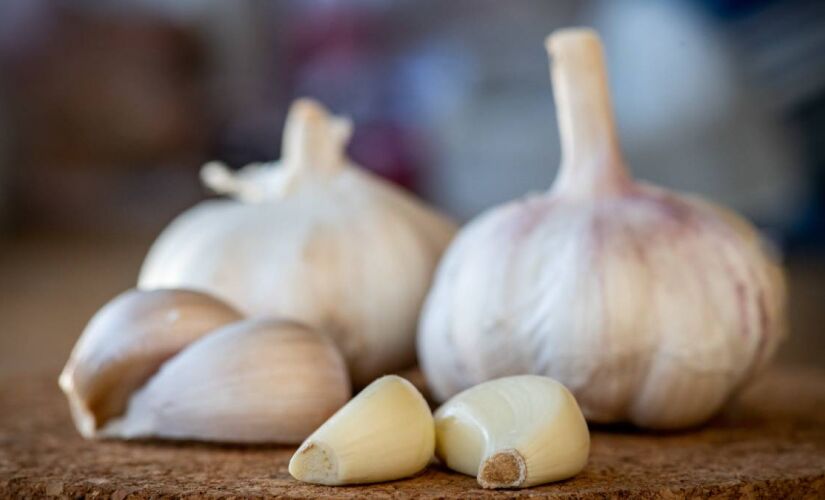 Muitas pessoas recorrem a produtos químicos fortes para sanitizar o banheiro. Apesar da eficácia, esses produtos podem ser nocivos à saúde e ao meio ambiente.