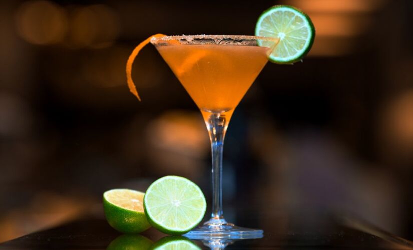 Os gelos saborizados prometem praticidade e sabor, mas escondem açúcar e aditivos que aumentam as calorias e podem afetar a saúde