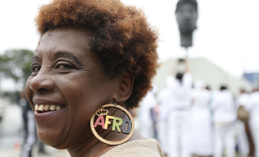 Mulher participa de ato do Dia da Consciência Negra