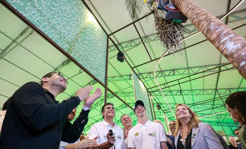 Helder Barbalho testa robô usado para facilitar a colheita de açaí