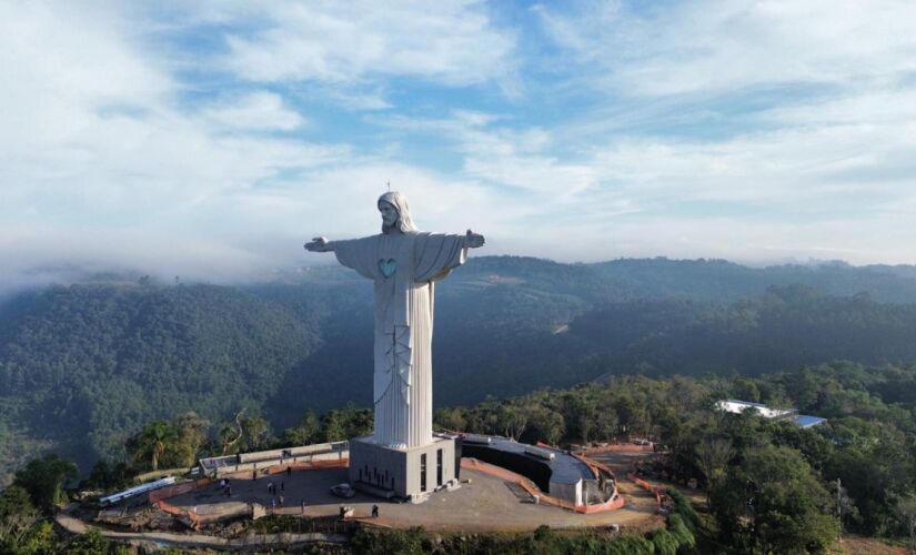 Localizada em Encantado, no Vale do Taquari, no interior do Rio Grande do Sul, o Cristo Protetor de Encantado, mede 37,5 metros de altura