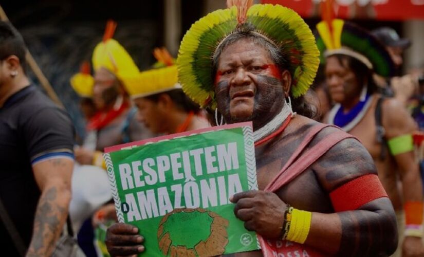 Indígena durante protesto na COP30, em Belém