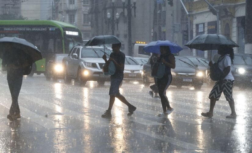 Na capital paulista, o domingo será nublado e com chuva ao longo do dia, incluindo temporal à tarde