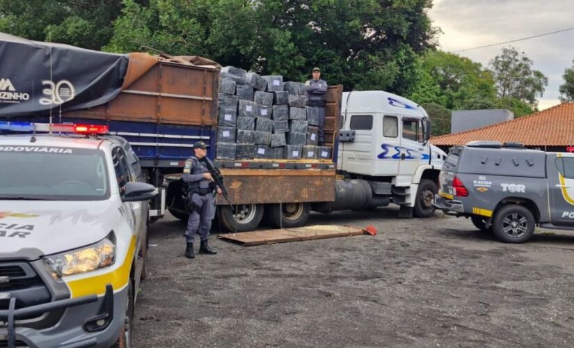 Motorista do caminhão passava pelo km 431 da rodovia Raposo Tavares quando foi abordado