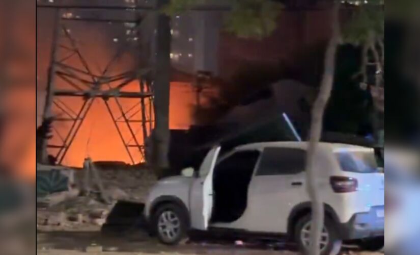 Informações iniciais indicam que um balão teria caído no galpão de uma fábrica de fogos de artifício