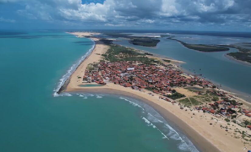 Galinhos fica distante cerca de 160 km da capital Natal, sendo cerca de três horas de carro