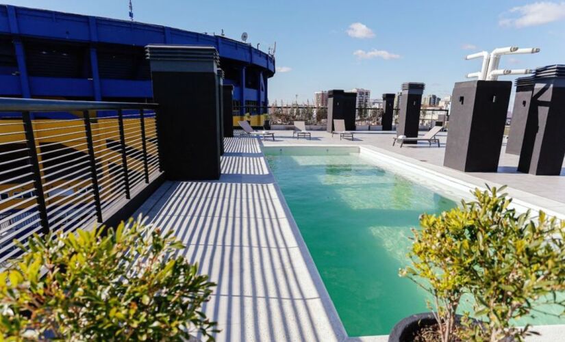 Instalado na rua Brandsen 927, o hotel se destaca por ser o único de Buenos Aires com vista direta para o estádio do Boca Juniors