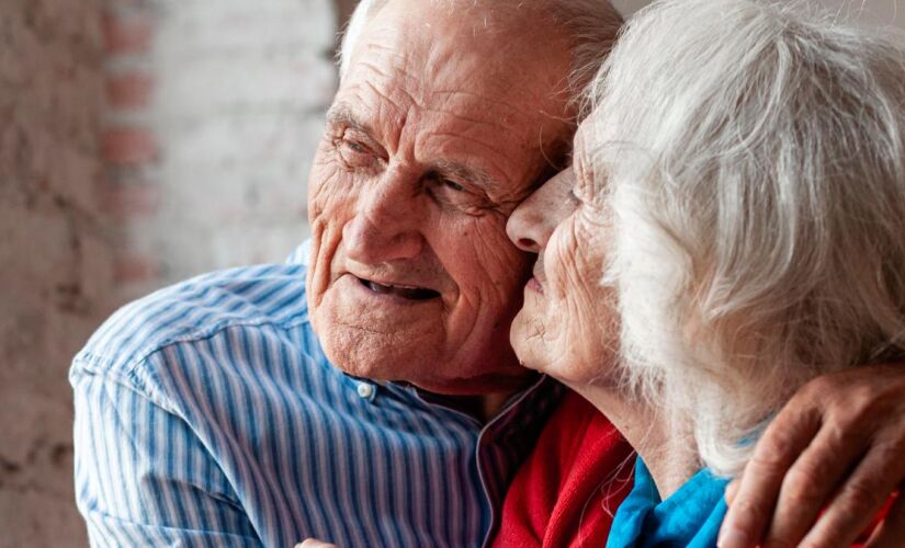 Estudos mostram que o "cheiro de idade" é real e pode começar mais cedo do que você imagina, mas não é falta de higiene