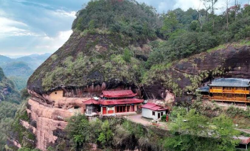 Vila remota mantém templo, cavernas e rotina silenciosa na montanha.