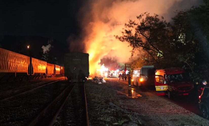 Vagões de um trem que transportava celulose pegaram fogo em Cubatão
