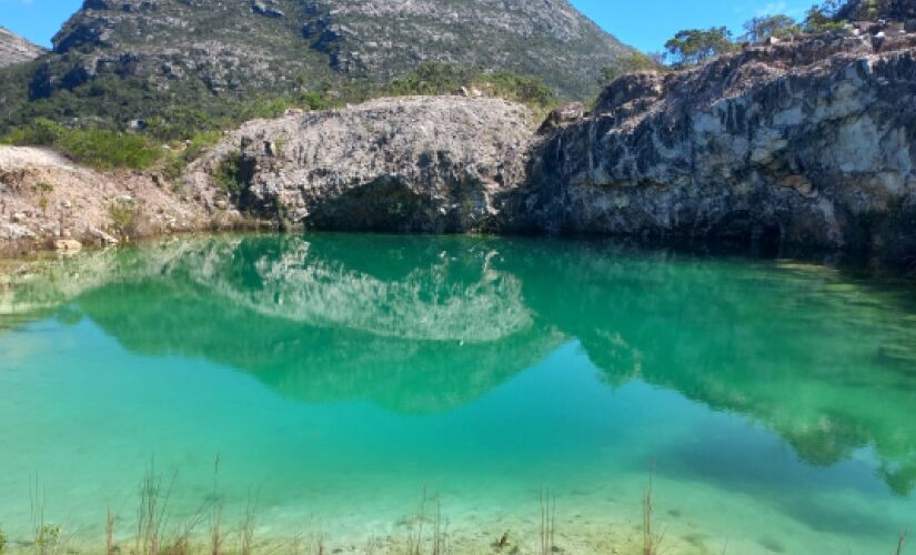 As águas cristalinas ganham tons de verde dependendo do sol