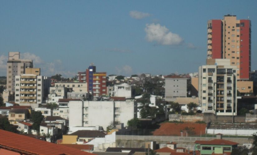 Morar ou visitar Lavras é descobrir uma cidade universitária que soube crescer sem perder o jeito mineiro de receber bem.