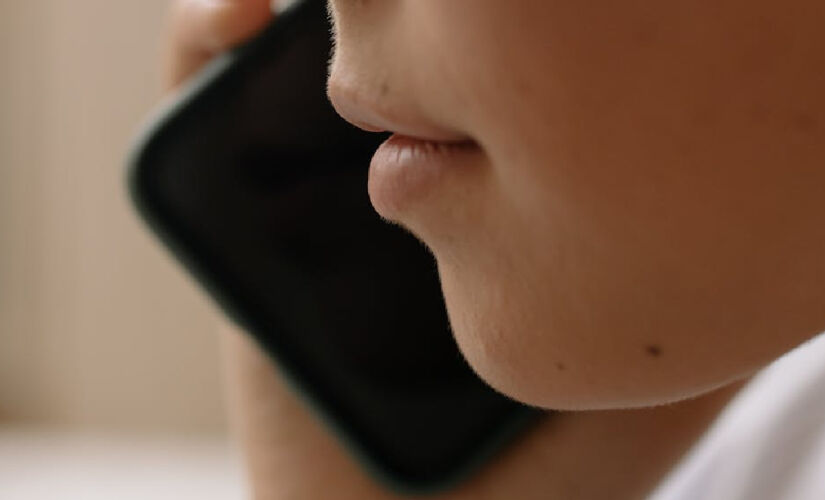 Quando ativados, estes próprios sistemas filtram a ligação e impede que ela chegue à tela