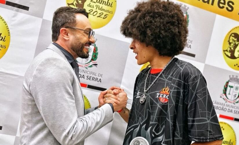 Bressan durante cerimônia com o rapper Magrão