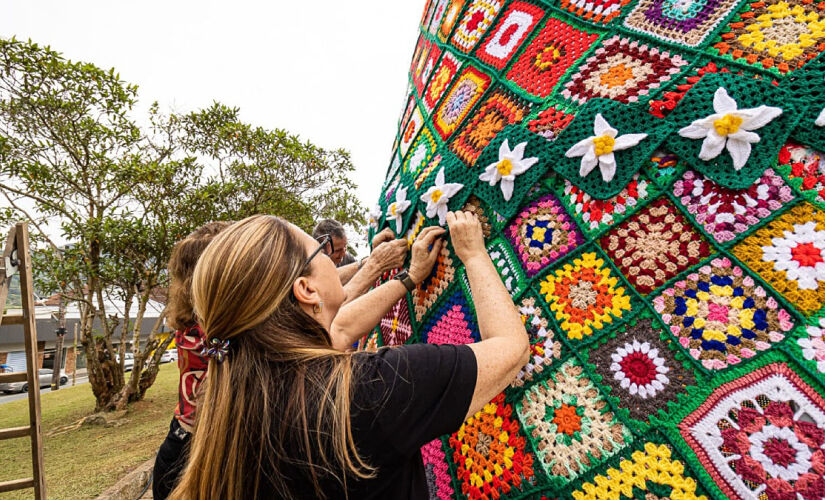 80 voluntárias transformaram retalhos de crochê em uma obra natalina impressionante