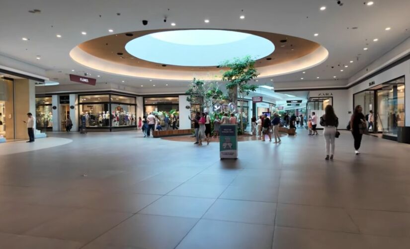 Com mais de 380 lojas e 15 salas de cinema, o shopping é um dos principais pontos turísticos da região