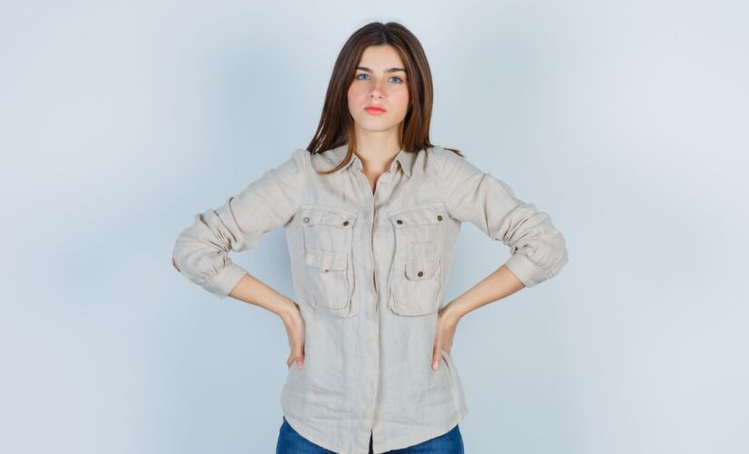 A postura também costuma surgir em cenários que exigem decisão rápida e coragem.