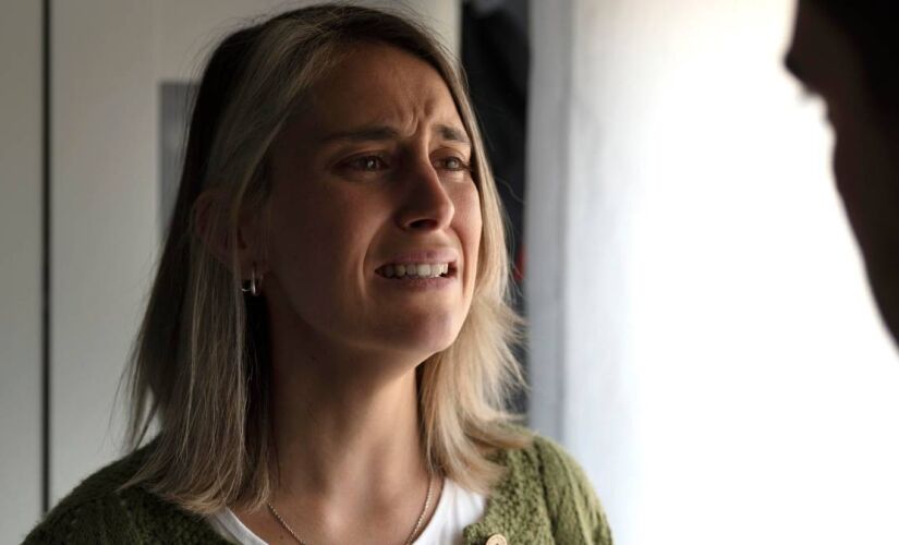 O gaslighting é uma forma silenciosa de manipulação que faz a vítima duvidar de si mesma