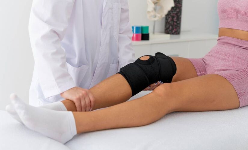 A cirurgia exige preparo meticuloso da área lesionada e do tecido doado, garantindo o encaixe anatômico ideal para restabelecer a função articular