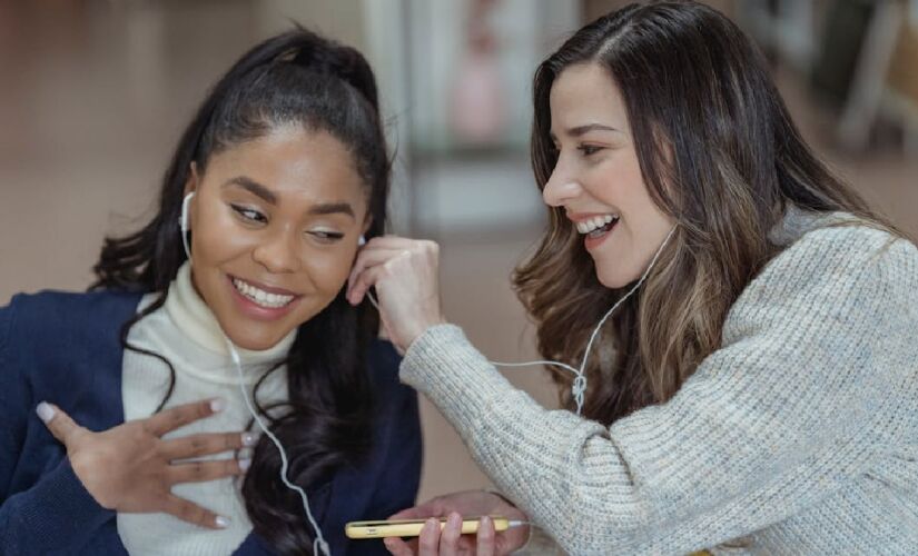 Segundo a pesquisa, músicas com ritmo mais rápido e letras que falam sobre temas positivos, costumam elevar o humor de quem ouve.