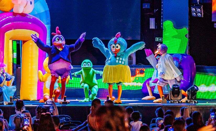 Com músicas clássicas e personagens ao vivo, o espetáculo resgata o formato divertido dos programas de auditório dos anos 1990