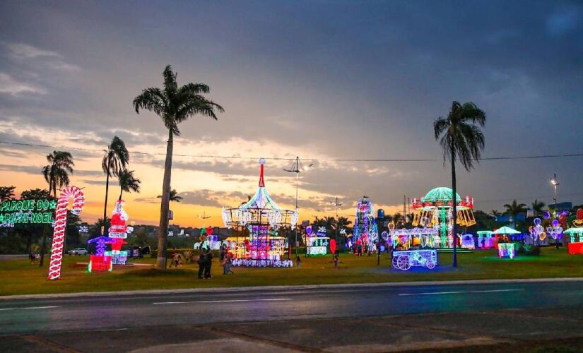 Programação começa às 19h e inclui máquinas de neve, carrossel, roda-gigante e circuito de luzes pela cidade