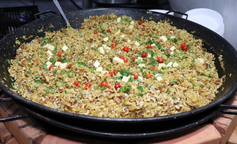 Forró ao vivo, apresentações culturais e iguarias como baião de dois e acarajé integram a programação