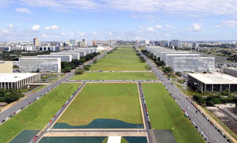 Três pessoas ficaram feridas após explosão em subestação; vídeo mostra fumaça tomando o prédio