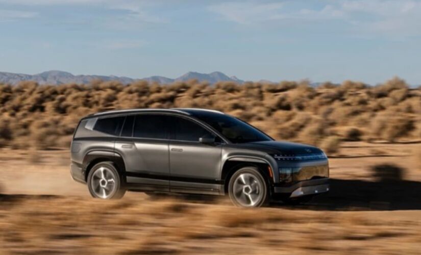 Estreia brasileira destaca espaço interno, tecnologia premium e reforça a ambição da montadora no mercado de EVs