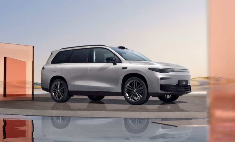 No Salão de São Paulo, fabricante mostra o B10 pronto para o mercado brasileiro e o C16, SUV de seis lugares com proposta interna diferenciada