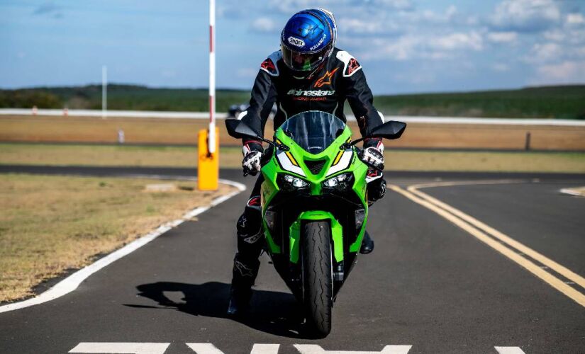 Para Roberto Falkenstein, consultor da área de tecnologias da Pirelli para a América Latina, o motociclista deve evitar também misturar tipos diferentes de pneus