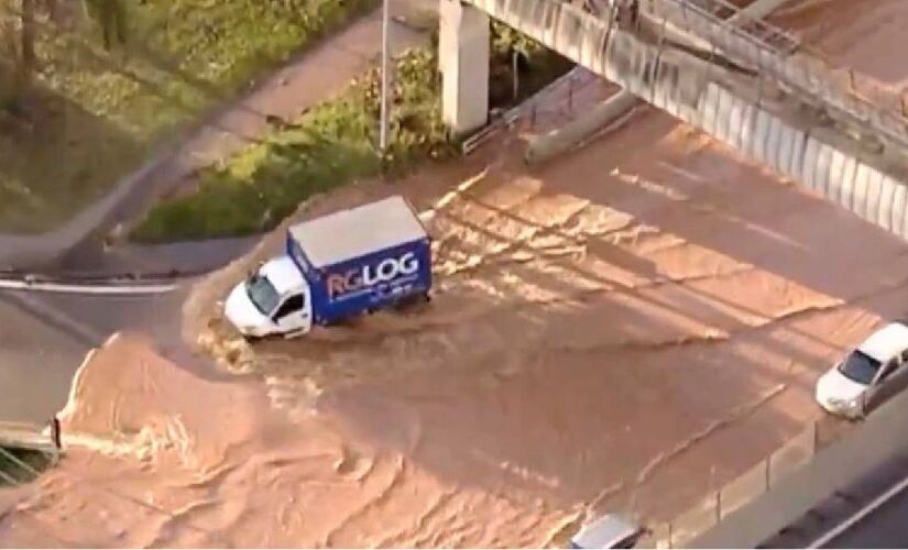 Alagamento começou logo após a formação da cratera e rapidamente avançou sobre as faixas de rolamento