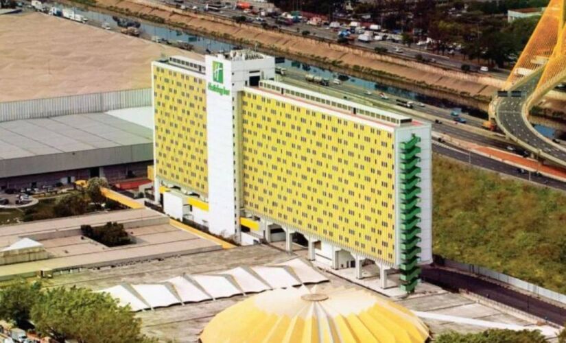 De acordo com informações da Polícia Militar, o Serviço de Atendimento Móvel de Urgência (Samu) foi acionado e encontrou o homem caído ao lado da cama