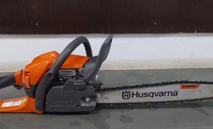 Suspeito aparece segurando a motosserra ligada com as duas mãos e avançando várias vezes contra clientes 