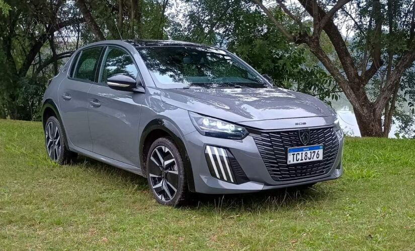 208 está disponível nas cores Branco Banquise, Branco Nacré, Preto Pérola Nera e Cinza Artense